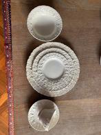 Wedgwood servies - Etruria embossed Queen's Ware, Huis en Inrichting, Keuken | Servies, Ophalen, Zo goed als nieuw, Bord(en), Wedgwood