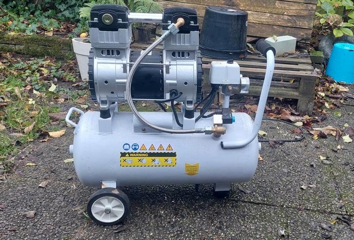 HBM geluiddempende compressor 30 liter, Doe-het-zelf en Verbouw, Compressors, Gebruikt, 6 tot 10 bar, 25 tot 100 liter, Minder dan 200 liter/min