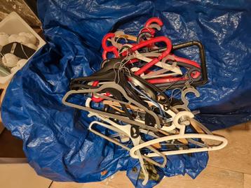 Gratis kledinghangers beschikbaar voor biedingen