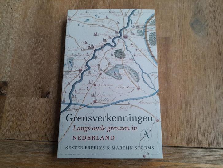 Freriks & Storms/ Grensverkenningen-Langs oude grenzen in NL, Boeken, Literatuur, Zo goed als nieuw, Ophalen of Verzenden