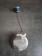 Vintage thee zeefje met wit/blauwe porseleinen hanger., Ophalen of Verzenden