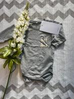 NIEUW, grijze romper ‘lil sis’ van Name It, maatje 56, Nacht- of Onderkleding, Meisje, Nieuw, Ophalen of Verzenden