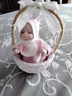 Speeldoos baby ( meisje) in zachte roze kleertjes, Verzamelen, Overige Verzamelen, Muziekdoos/ speeldoos, Ophalen of Verzenden