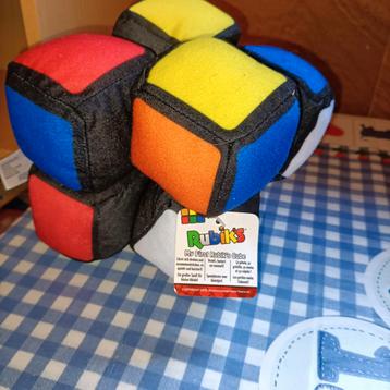 Rubiks kubus knuffel. Kan draaien 14 cm x 14 cm beschikbaar voor biedingen