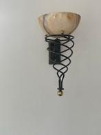 Wandlamp met albasten schaal en metalen frame, Ophalen of Verzenden, Gebruikt, Metaal