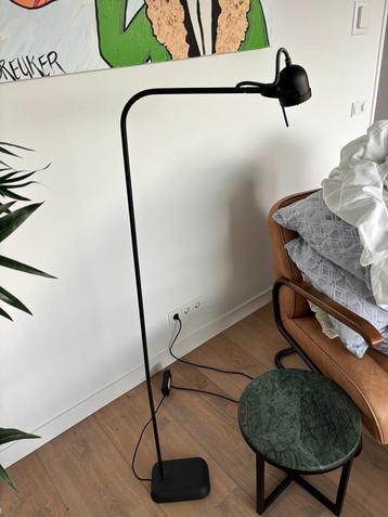 Zwarte staande leeslamp beschikbaar voor biedingen