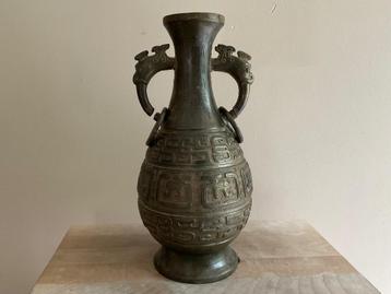 Antieke Chinese Hu vaas van brons met orakel schrift  beschikbaar voor biedingen