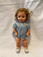 Retro Bella plaspop met geluid ogen open/dicht originele jur, Ophalen, Gebruikt, Pop