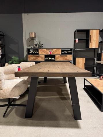 Eettafel granville l Whoon l Room108 l van €1572 voor €469 beschikbaar voor biedingen