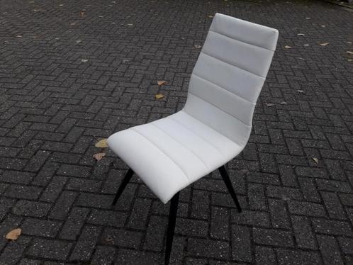 Witte lederen eetkamerstoelen met zwarte metalen poten, Huis en Inrichting, Stoelen, Nieuw, Vijf, Zes of meer stoelen, Leer, Metaal