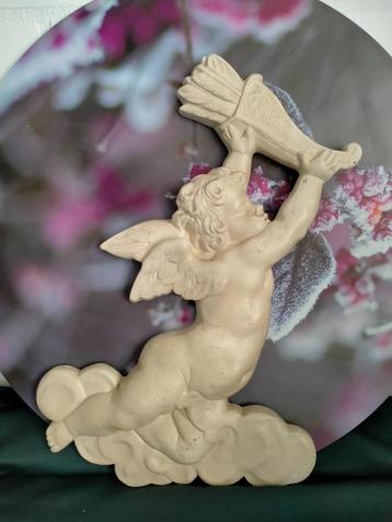 Engel muurbeeld, brocante muurbeeld beschikbaar voor biedingen