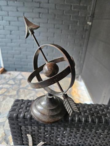 Mooie kleine antieke zonnewijzer van brons of ijzer voor bin beschikbaar voor biedingen