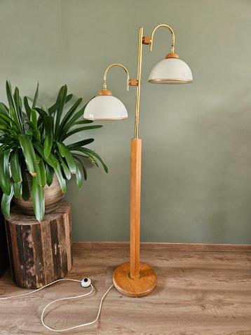 Vintage hout met messing vloerlamp, witte kunststof kappen beschikbaar voor biedingen