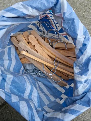 23 houten babykleertjes hangers beschikbaar voor biedingen