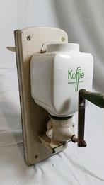 Antieke koffiemolen op plankje, Antiek en Kunst, Antiek | Keukenbenodigdheden, Ophalen of Verzenden