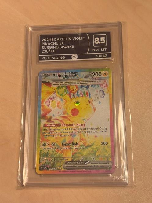 Pikachu ex (238/191) Surging Sparks (GRADED), Hobby en Vrije tijd, Verzamelkaartspellen | Pokémon, Zo goed als nieuw, Losse kaart