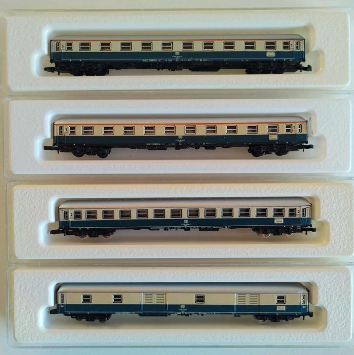 MÄRKLIN Z vier rijtuigen van de DB, 8720/21/22, ongebruikt, Hobby en Vrije tijd, Modeltreinen | Overige schalen, Zo goed als nieuw