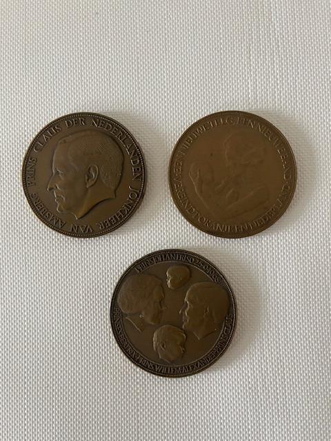 Drie Bronzen munten koninklijk huis., Ophalen of Verzenden, Koningin Beatrix