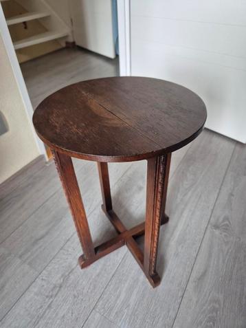 Klassiek Bijzettafeltje beschikbaar voor biedingen