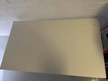 In hoogte verstelbaar bureau beschikbaar voor biedingen