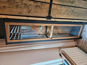 Houten vitrinekast beschikbaar voor biedingen