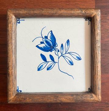 Delfts blauw siertegeltje “Bloem” in lijst, ca. 14x14cm beschikbaar voor biedingen