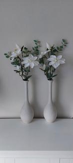 2 mooie creme vazen met kunst bloemen, compleet, Zo goed als nieuw, Ophalen