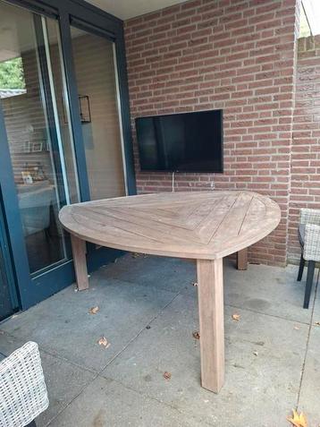 Unieke teakhouten tuintafel beschikbaar voor biedingen
