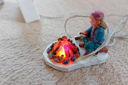 Lemax meisje met wakkerend vuurtje voor Kerstdorp, Diversen, Kerst, Ophalen of Verzenden