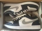 AIR JORDAN 1 LOW WHITE/WOLF GREY-MIDNIGHT Maat 42 8.5, Wit, Nike, Nieuw, Ophalen of Verzenden