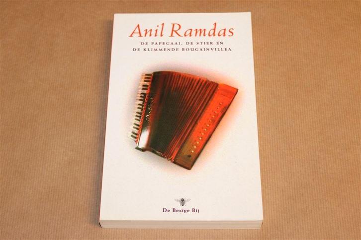 Anil Ramdas. De papegaai, de stier en de klimmende ..., Boeken, Essays, Columns en Interviews, Zo goed als nieuw, Ophalen of Verzenden