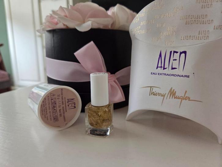 Thierry Mugler Alien extraordinair set Geurkaars en nagellak, Sieraden, Tassen en Uiterlijk, Uiterlijk | Parfum, Nieuw, Ophalen of Verzenden