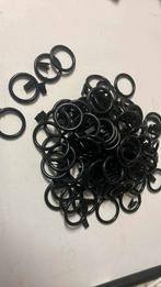 Zwart plastic ringen met aan elk klein knijpertje, Hobby en Vrije tijd, Kralen en Sieraden maken, Ophalen of Verzenden, Zo goed als nieuw
