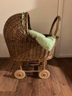 Poppenwagen hout rotan riet matrasje dekje vintage, Ophalen, Zo goed als nieuw, Babypop