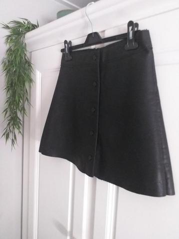 Only heel mooi zwart lederlook rokje, maat 36. beschikbaar voor biedingen