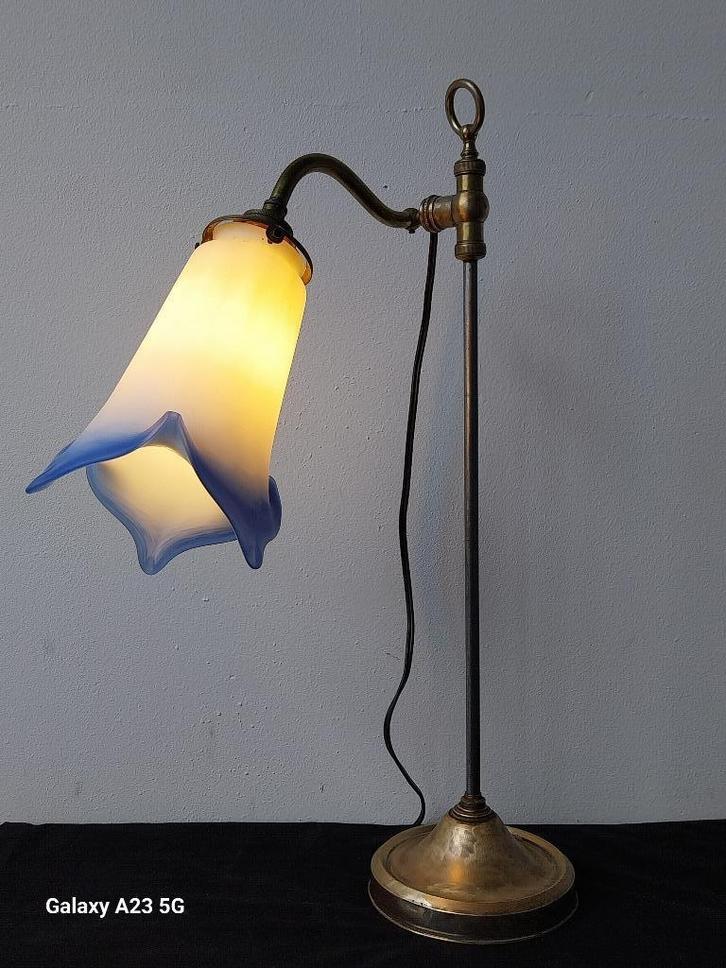 Art Nouveau tafellamp messing en blauwe glaspasta, Antiek en Kunst, Antiek | Lampen, Ophalen of Verzenden