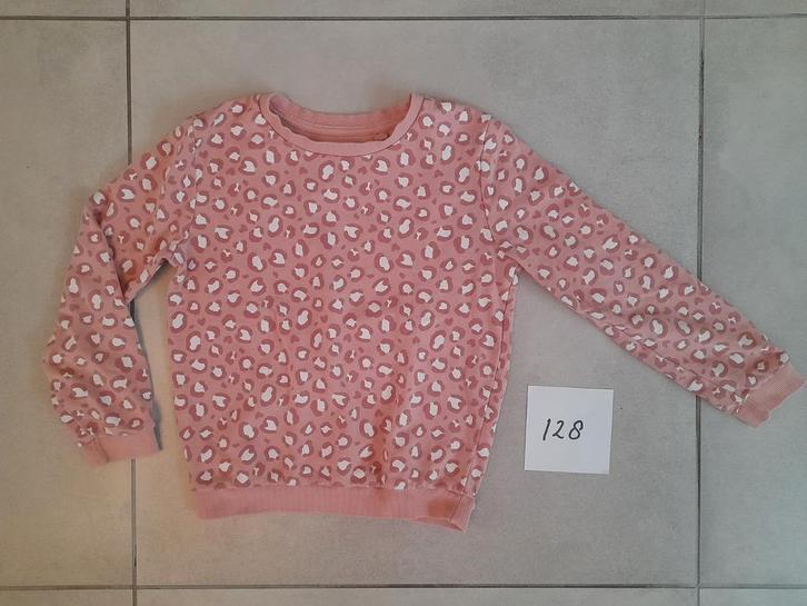 Degelijk roze truitje. Maat 128., Kinderen en Baby's, Kinderkleding | Maat 128, Zo goed als nieuw, Meisje, Trui of Vest, Ophalen of Verzenden