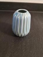Klein Vaasje Blauw-Parelmoer achtige kleur, Huis en Inrichting, Overige materialen, Blauw, Ophalen of Verzenden, Zo goed als nieuw