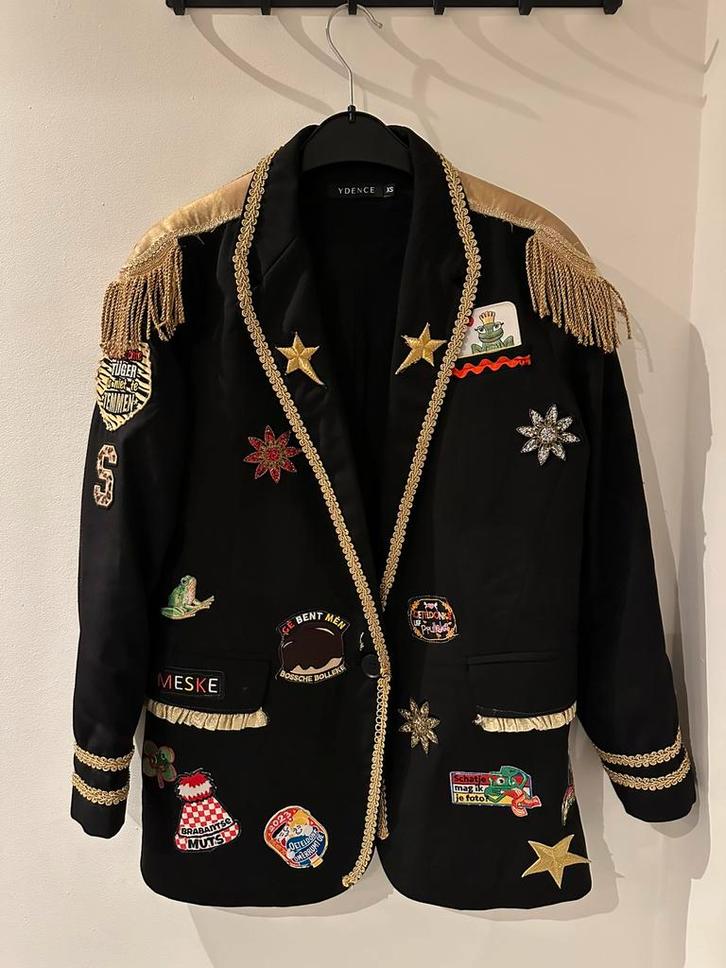 Oeteldonk jasje met emblemen dames, Kleding | Dames, Carnavalskleding en Feestkleding, Zo goed als nieuw, Kleding, Carnaval, Maat 36 (S)