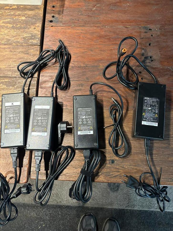 4x BAFANG SANS Opladers - 1x Oranje Aansluiting, Fietsen en Brommers, Fietsonderdelen, Gebruikt, Algemeen, Ophalen of Verzenden