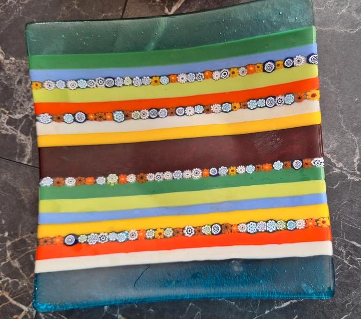 Glasfusing Bord met Murrine Millefiori en mooi rood vaas, Antiek en Kunst, Antiek | Glas en Kristal, Ophalen of Verzenden