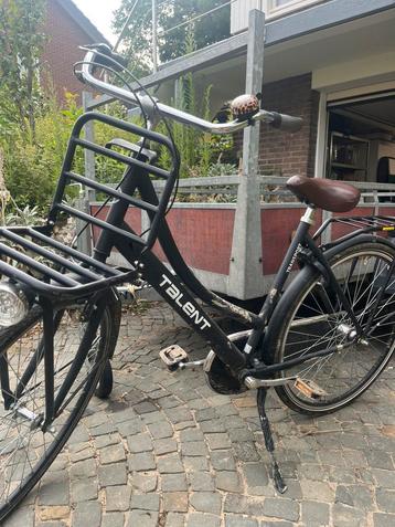 Tiener fiets beschikbaar voor biedingen