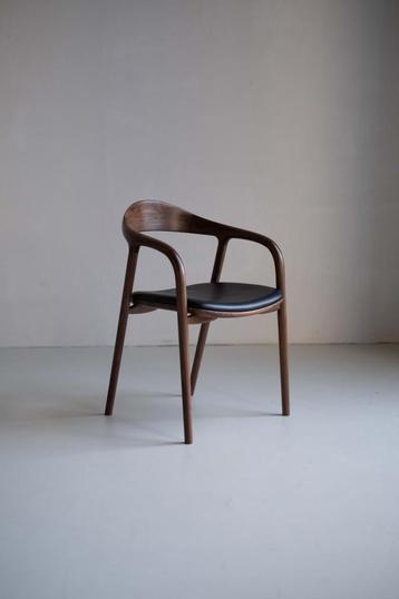 Scandinavische neva stoel walnoot & zwart leer - handgemaakt