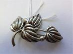 Teka - Prachtige broche met 4 blaadjes en 2 besjes (7294-369, Ophalen, Zo goed als nieuw, Zilver, Overige materialen
