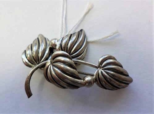 Teka - Prachtige broche met 4 blaadjes en 2 besjes (7294-369, Sieraden, Tassen en Uiterlijk, Broches, Zo goed als nieuw, Overige materialen