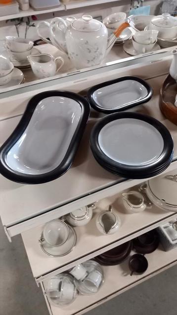 Keramieken borden en schalen met zwarte rand beschikbaar voor biedingen