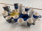 23 stuks gekleurde Douwe Egberts DE koppen, Ophalen, Zo goed als nieuw, Overige stijlen, Kop(pen) en/of Schotel(s)