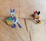 2 pins miney mouse en katrien duck   oude pins, Ophalen of Verzenden, Zo goed als nieuw, Figuurtje, Speldje of Pin