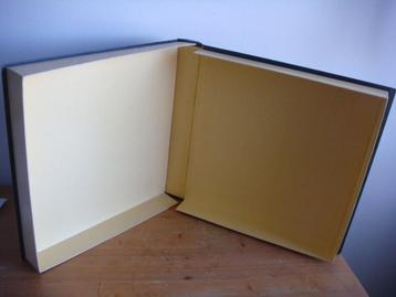 Ouderwetse doos voor LP's beschikbaar voor biedingen