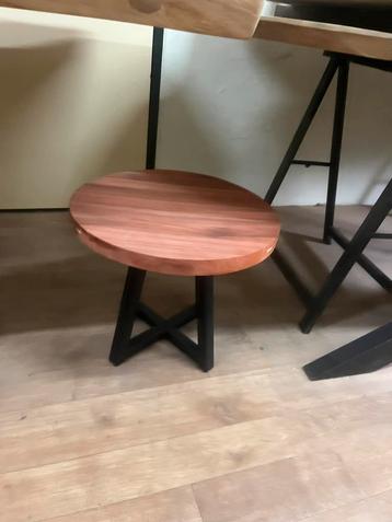 Padouk bijzettafel beschikbaar voor biedingen